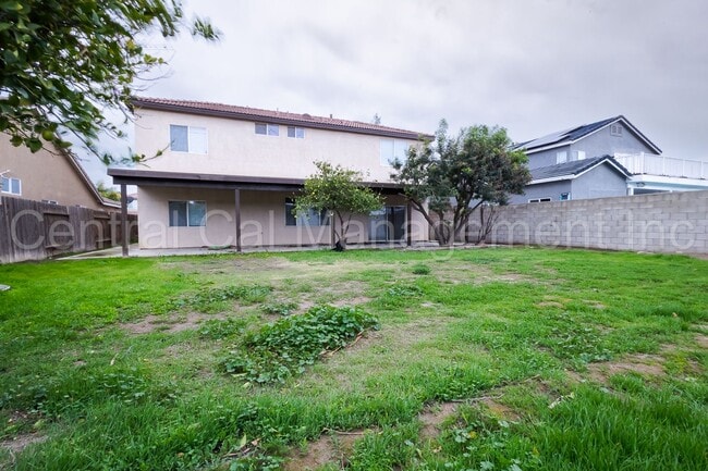 Building Photo - Large 4 Bedroom, 3 Bath Home in the Desire...