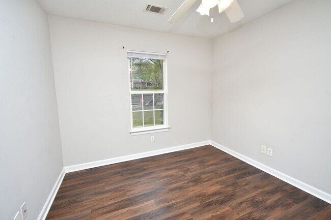 Building Photo - 3544 Mutimer Dr