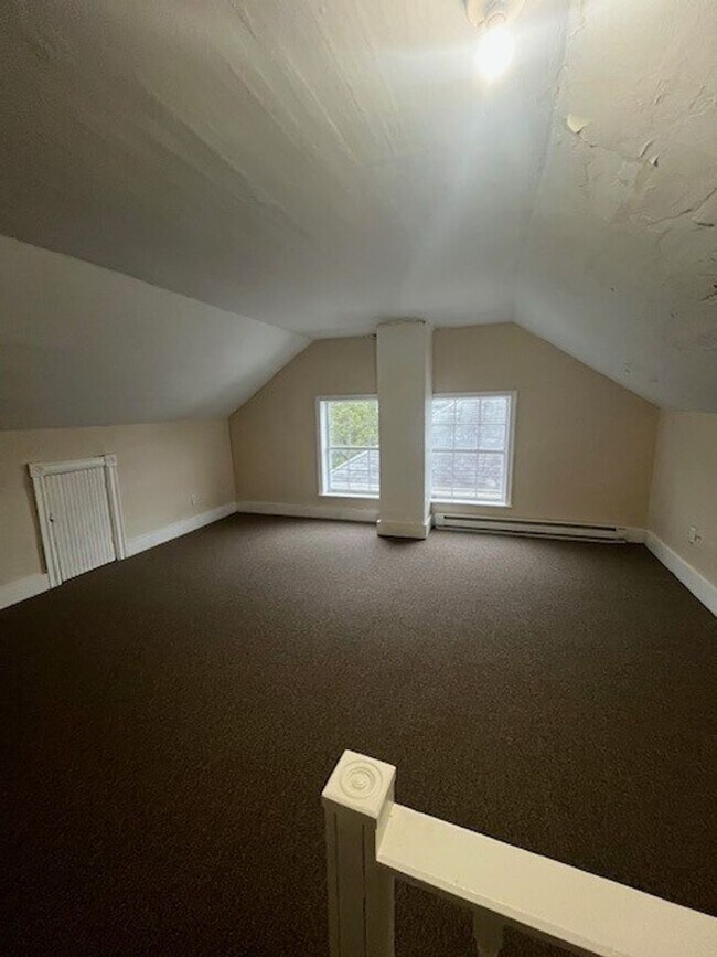 Building Photo - 3-4 bedroom, 2 bathroom