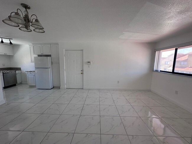 Building Photo - 2740 W 61st St