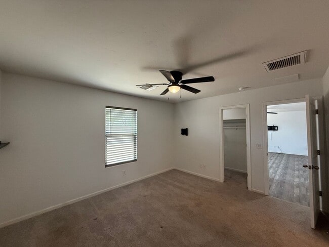 Building Photo - 4 Bedroom 2 Bathroom Home