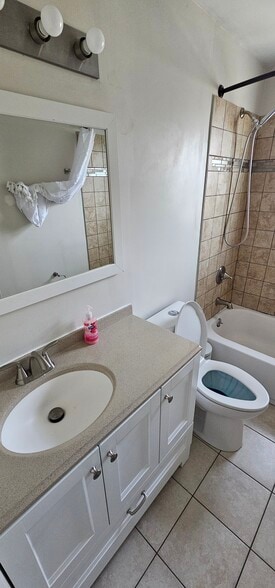 Full bath (Bathroom 1) - 6083 Bolamo Ct