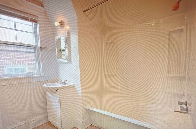 Building Photo - Minutes to Campus / 5 Bedroom / 2 Bathroom