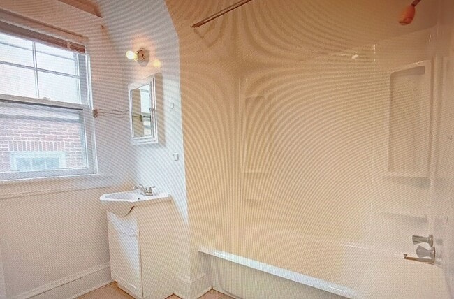 Building Photo - Minutes to Grounds / 5 Bedroom / 2 Bathroom