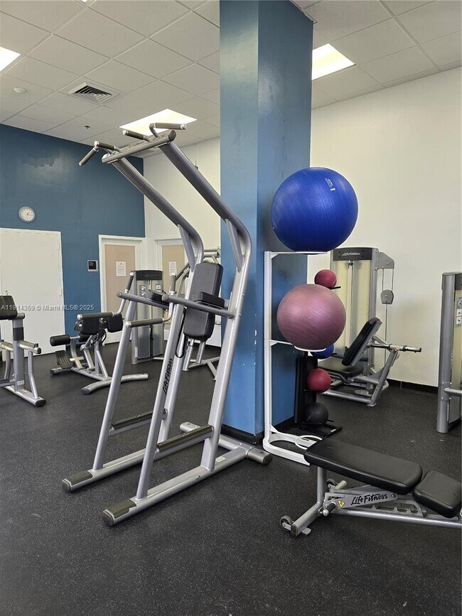 Building Photo - 100 Bayview Dr