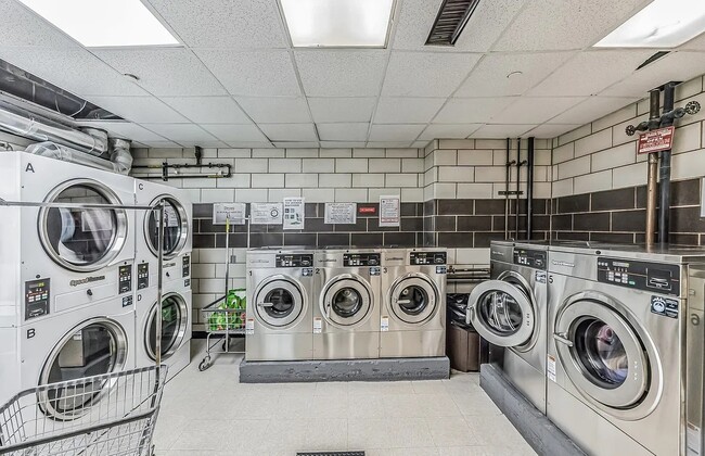 Building Photo - Modern Comfort in Every Corner