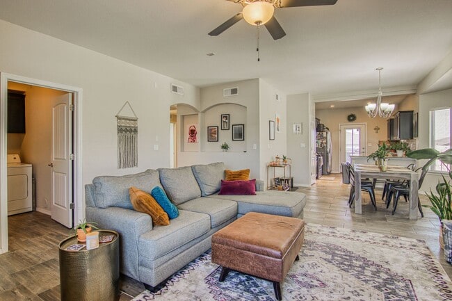 Building Photo - Beautiful Modern & Contemporary House 3 beds-2 baths in 79932