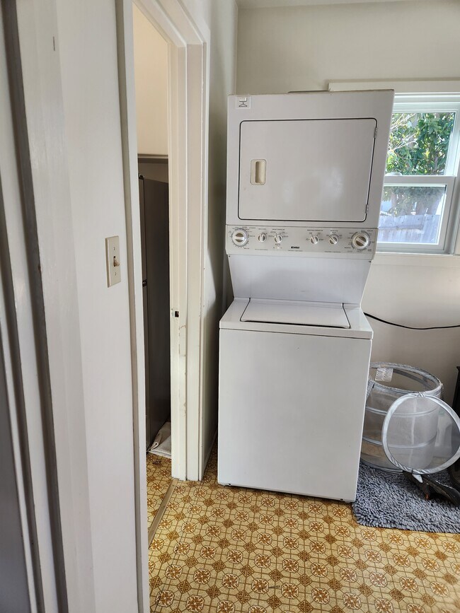 Building Photo - 243 Darwin St