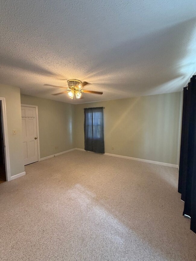 Building Photo - Spacious 3 Bedroom, 2 Bath Home on Over an Acre – Lawn Care Included!