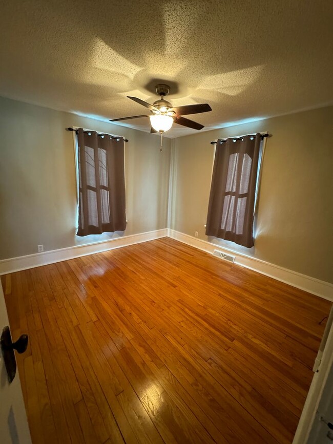 Building Photo - Updated 2bd/2ba Central Dav with Bonus rooms