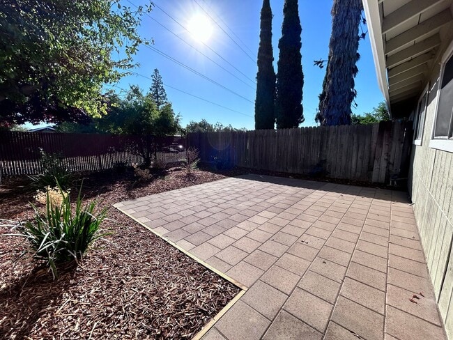 Building Photo - 1000-1002 Bell Street