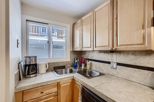 Building Photo - Lovely Pearl St. Condo 1 BDR/1 BA Downtown Boulder