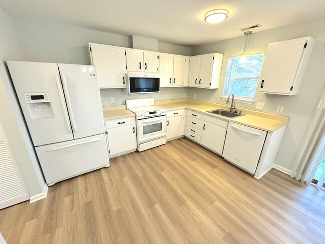 Building Photo - GORGEOUS TOWNHOME IN VIRGINIA BEACH