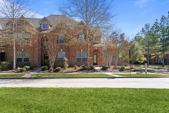 Building Photo - Exceptionally well-maintained Sterling Ridge Townhome boasts an array of desirable features!