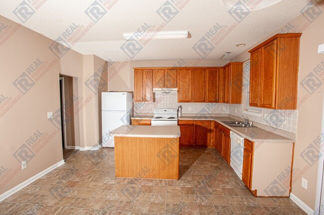 Building Photo - $2,500 – 4 Bed / 2.5 Bath house in South E...