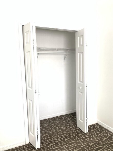 Building Photo - 980 NE 33rd Ter