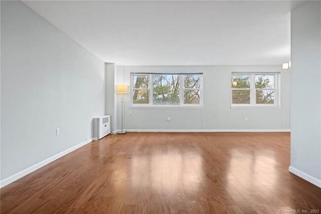 Building Photo - 891 Farmington Ave