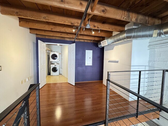 Building Photo - University/Nob Hill Studio