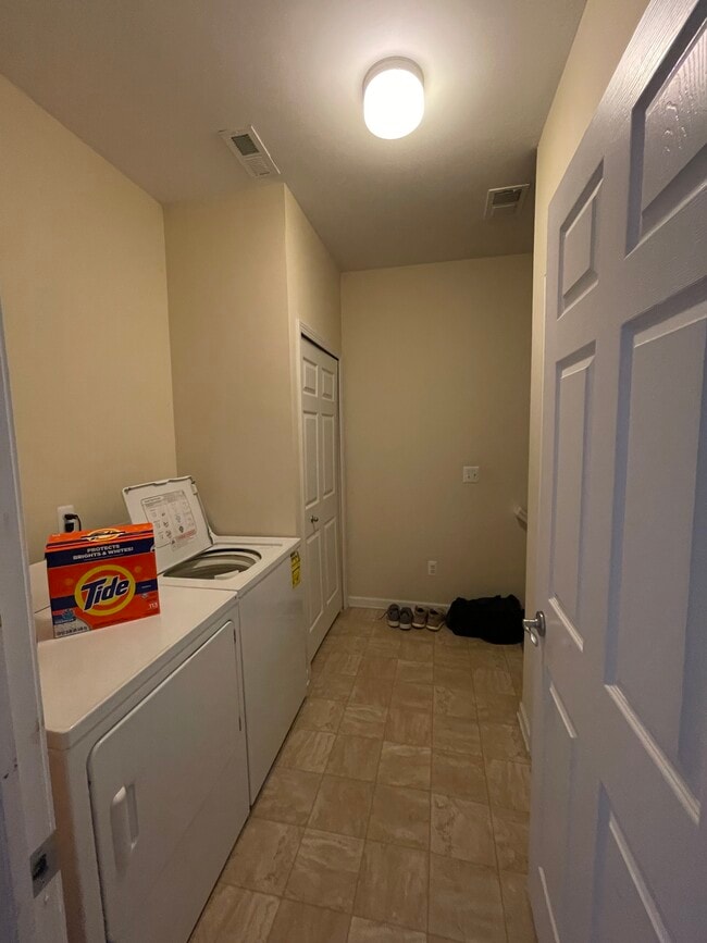 Building Photo - 474 Village Dr