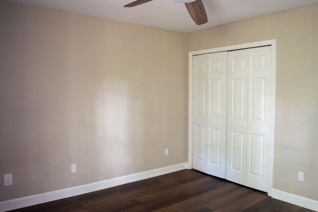 Building Photo - 1930 Oak Ridge Ct