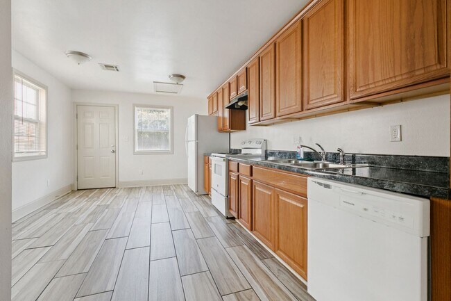 Building Photo - 2013 Almonaster Ave