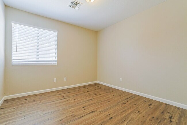 Building Photo - 10528 E Calypso Ave