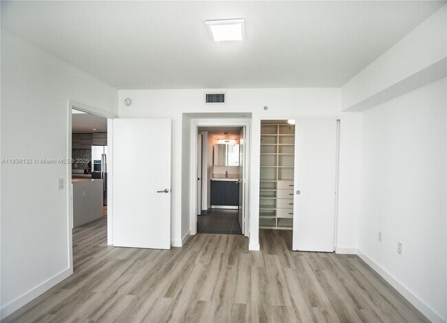 Building Photo - 6620 Indian Creek Dr