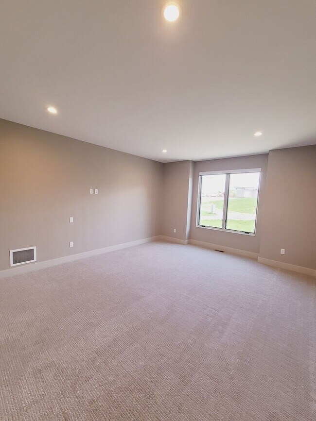 Building Photo - Amazing Garden Side Condo in Black Bull