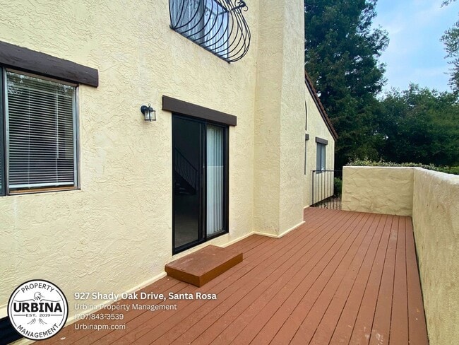 Building Photo - Cute End Unit in Desirable Complex