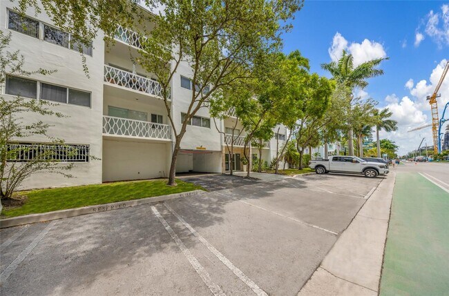 Building Photo - 10001 W Bay Harbor Dr