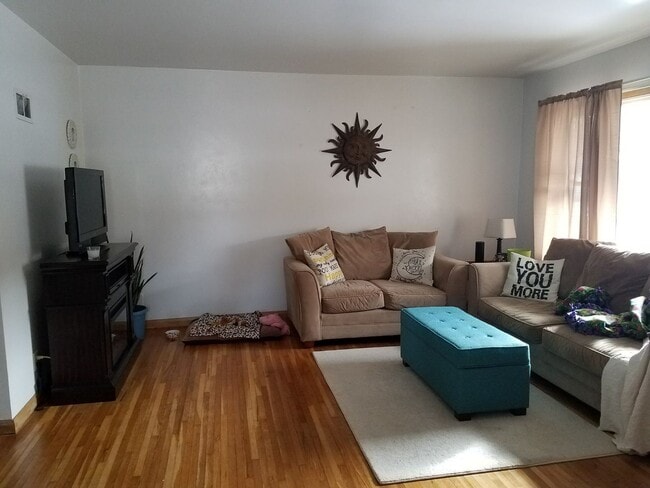 Building Photo - 2 bedroom, 1 bath house