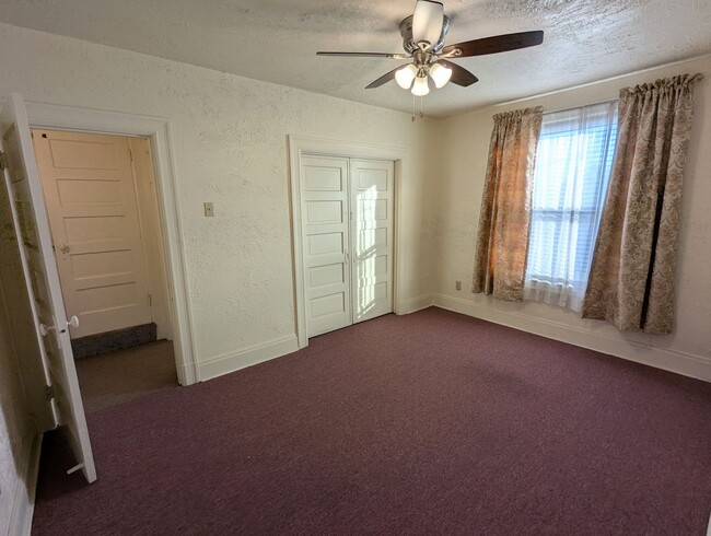 Building Photo - 3 Bedroom 1.5 Bathroom Fresh Renovation wi...