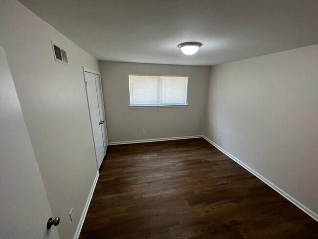 Building Photo - 2583/2585 Oxford