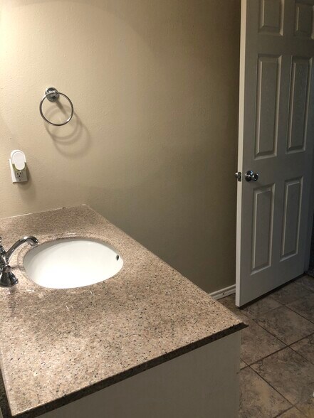 upstairs bath - 7624 Thistle Ln