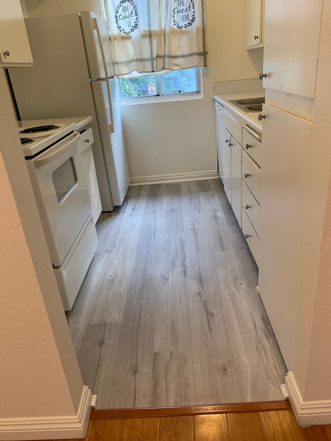 Building Photo - Bright, comfortable, and spacious one bedroom Condominium