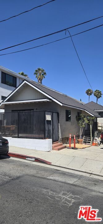 Building Photo - 918 N San Vicente Blvd