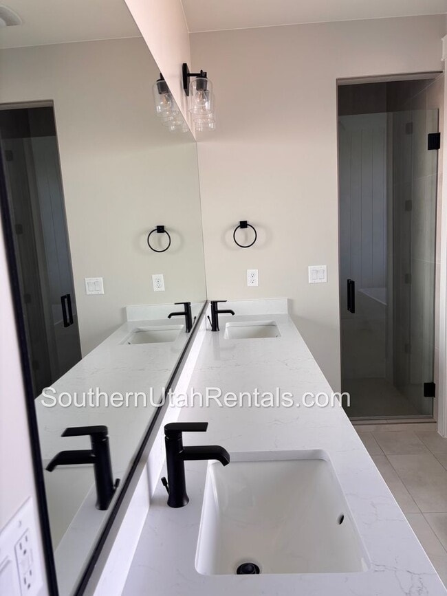 Building Photo - Beautiful 4 bed | 3 Bath | 3 Car Garage of...