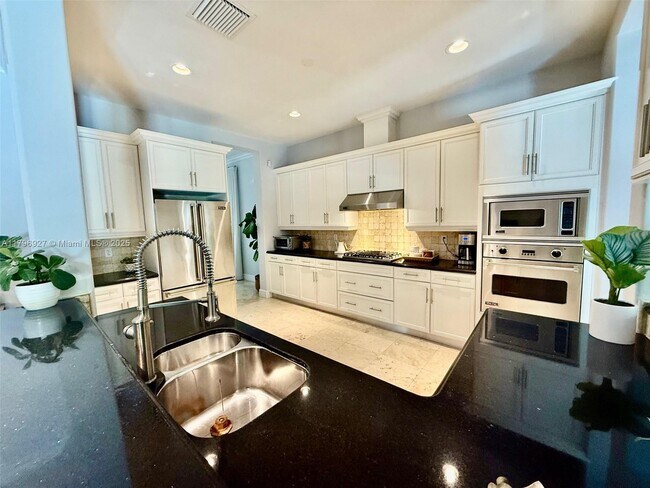 Building Photo - 10105 SW 75th Pl