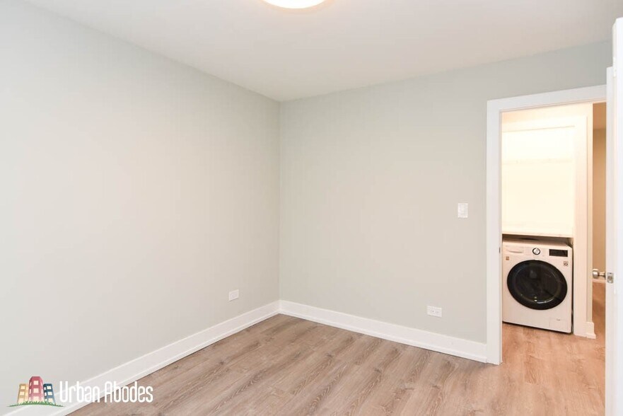 Building Photo - 456 W Barry Ave