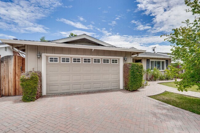 Building Photo - Spacious Home off of Hillsdale with Amazing Kitchen & Backyard! Ready to Rent.