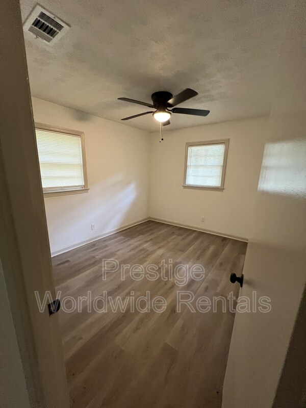Building Photo - 2104 Wellborn Dr