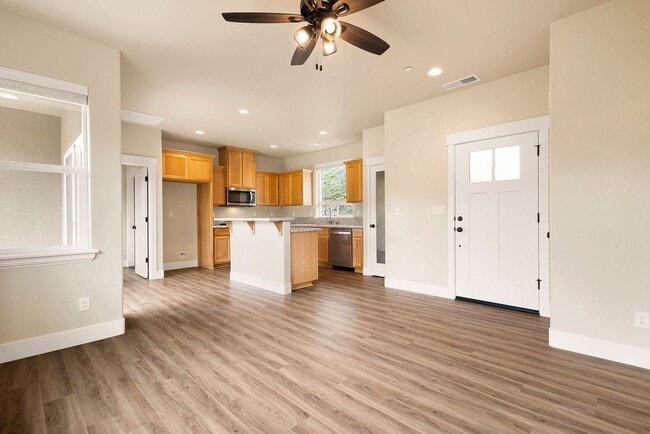Building Photo - Welcome to your new 1 bedroom home nestled in the serene beauty of Paradise, CA!