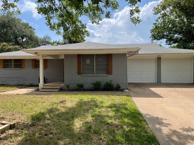 Building Photo - Available Now! Pet Restrictions. Charming ...