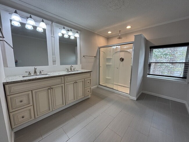 Building Photo - 117 Alma Dr