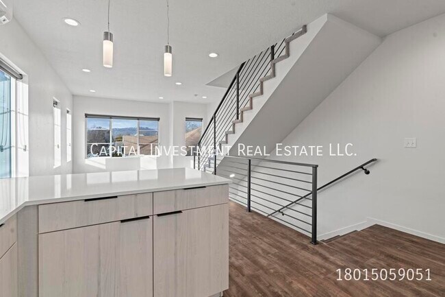 Building Photo - 1689 S W Temple St