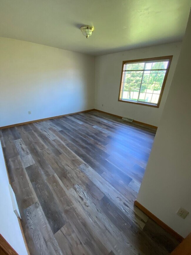 Building Photo - 649-401 Pearl-Henry