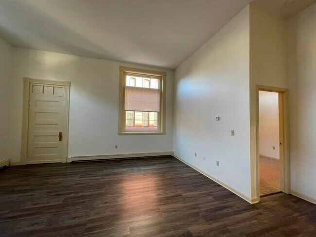 Building Photo - 521 Pine St