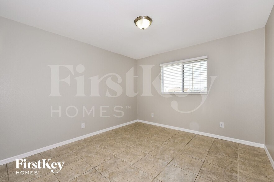 Building Photo - 817 NE 9th St