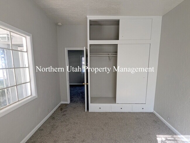 Building Photo - Lower Unit 2 Bed, 1 Bath