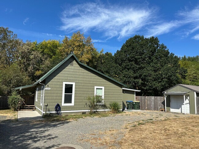 Building Photo - 379 Greene St